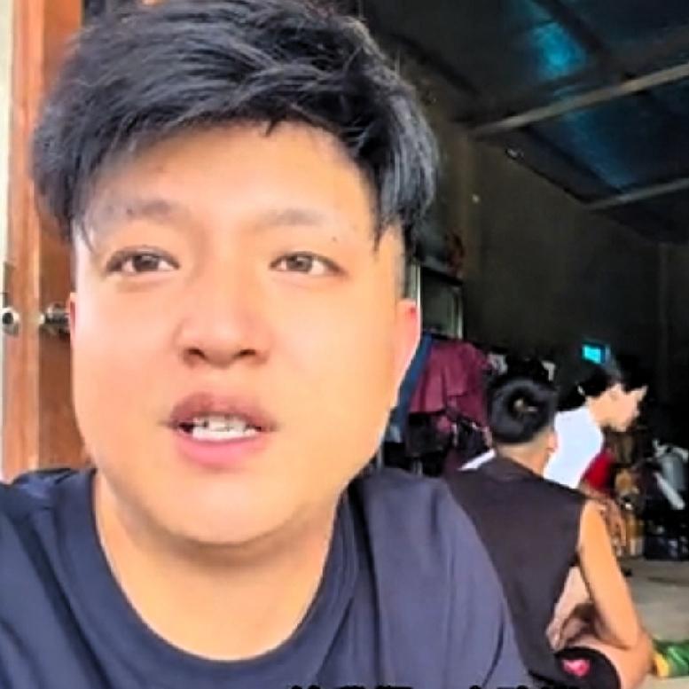 小松交给五婶三项任务，一项是选日子什么时候开工盖房子，一项是找挖掘机，再有一项就