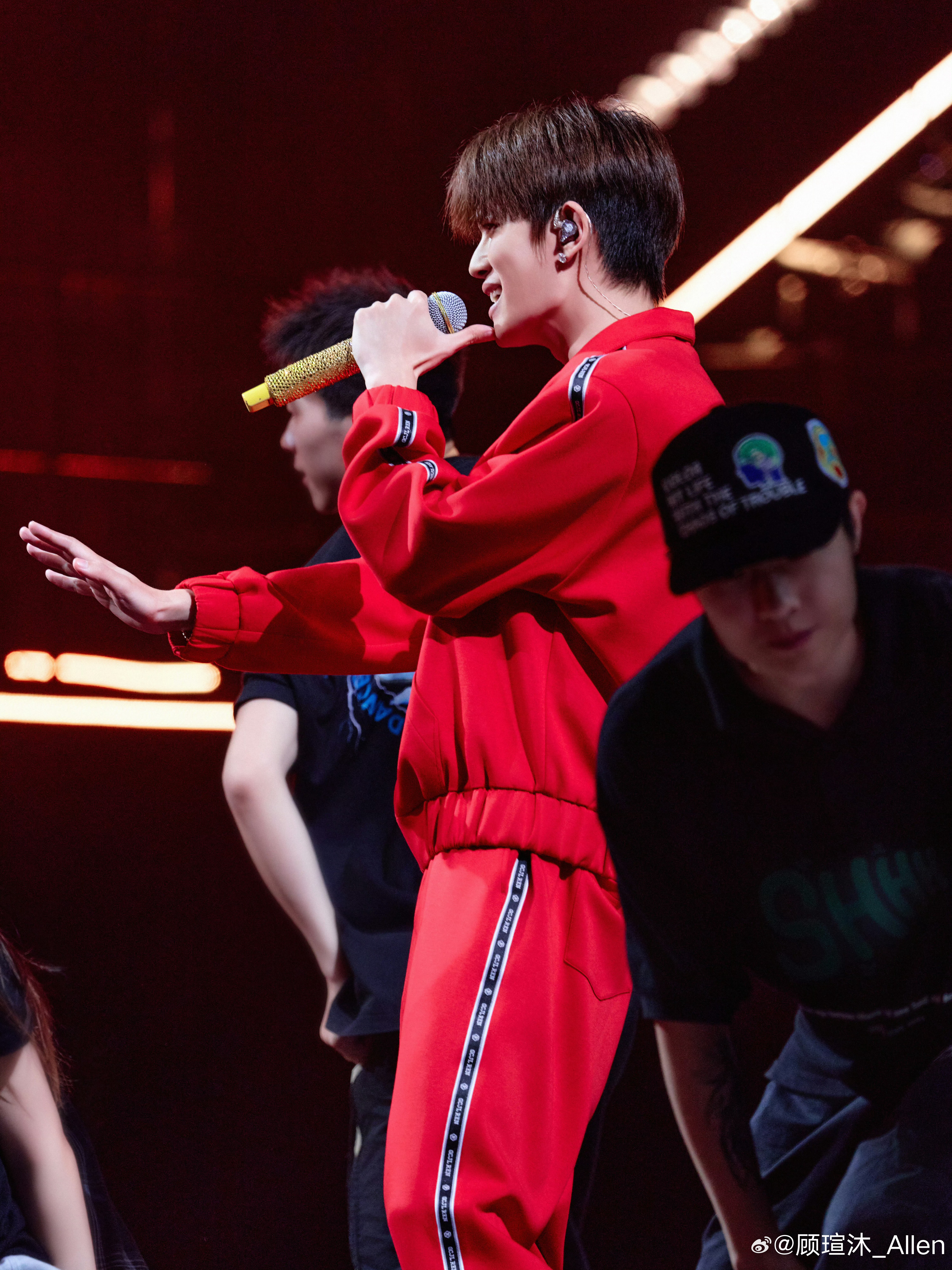 任嘉伦 4说不清为什么喜欢你 也许你就是理由         你耀眼夺目  独一