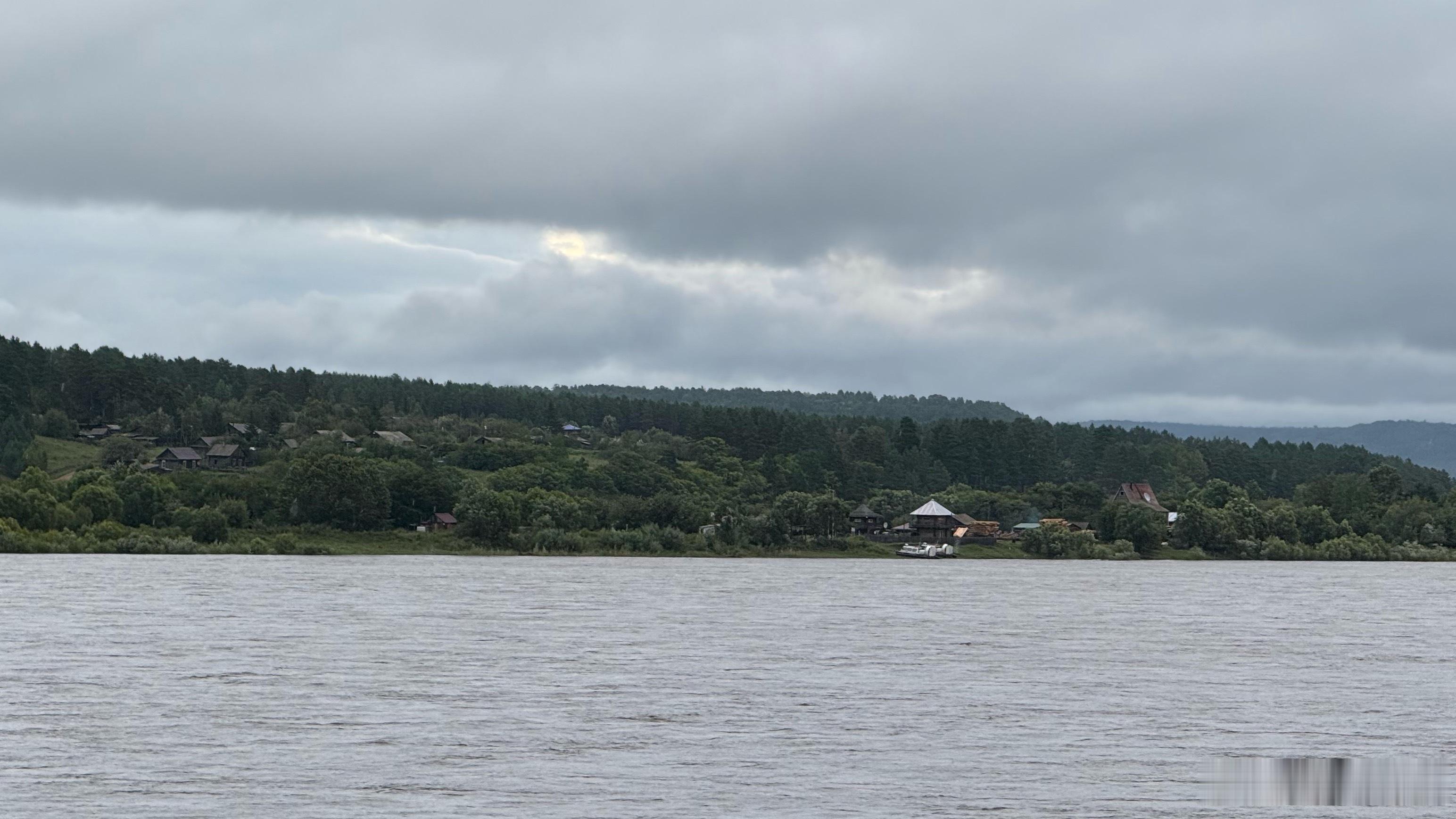 远观黑龙江对岸一个俄罗斯村庄。 漠河·北极村旅游风景区