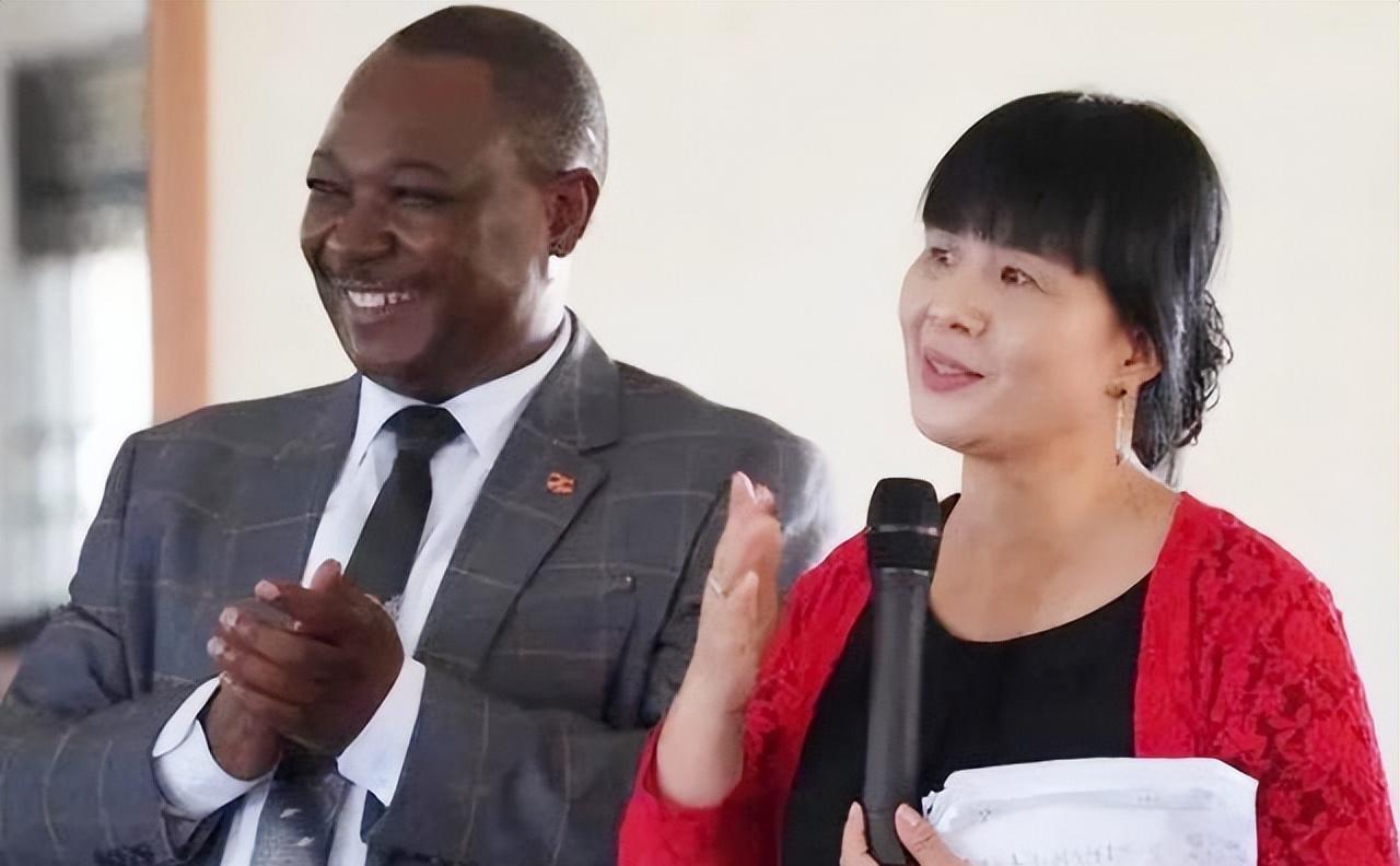 1996年，清华才女王丽红不顾周围人的反对，毅然地嫁给了一位非洲小伙，连生4子。