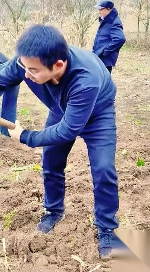 胡龙为啥赖着不走？

背后藏着3个隐情！

贵州小伙胡龙寻亲成功后没急着离开，其