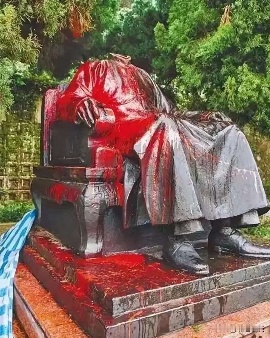 蒋介石的棺材板，终于在台湾迎来了历史的反噬！当年权倾一时，如今落得个“三不沾”—