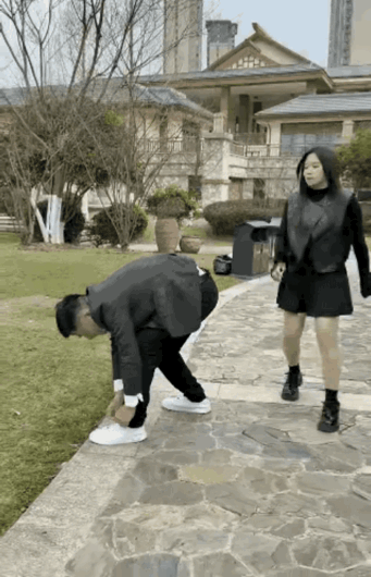 老婆表面上是在替老公出气，可这两脚下去，多少带点私人恩怨吧！