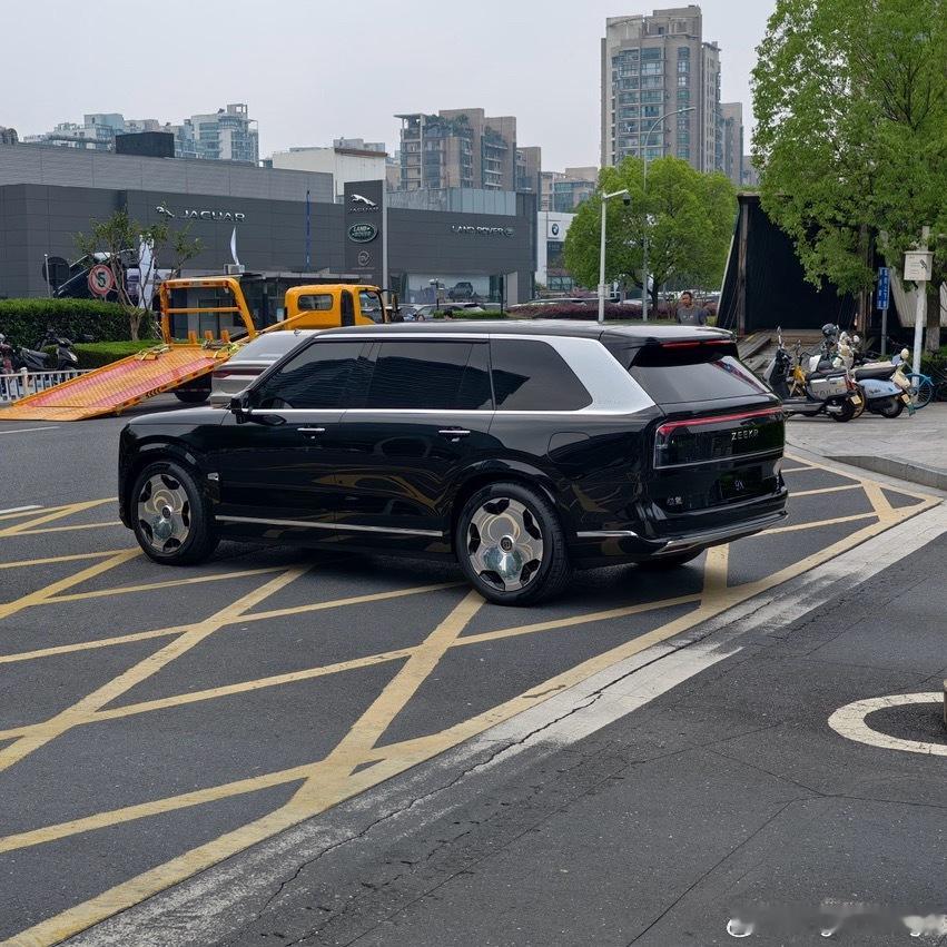 网友来稿，极氪9X街拍[偷笑]看看天光自然环境下的效果怎么样[思考] ​​​