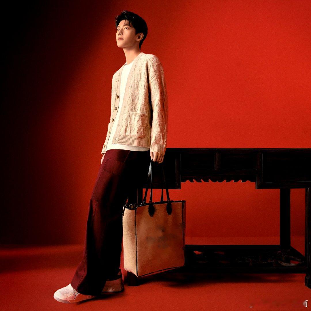 #杨洋米色毛衣vs红色毛衣##杨洋高贵红# ​​​[舔屏][舔屏][舔屏] ​​