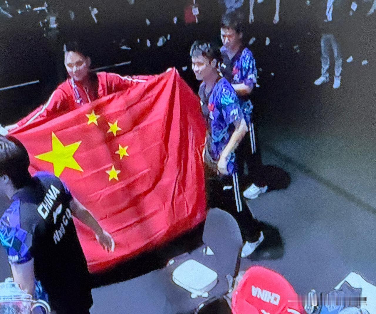 中国乒乓球队双线告捷。
原本以为中国乒乓球女队拿冠军很顺利。
中国男队要受点坎坷