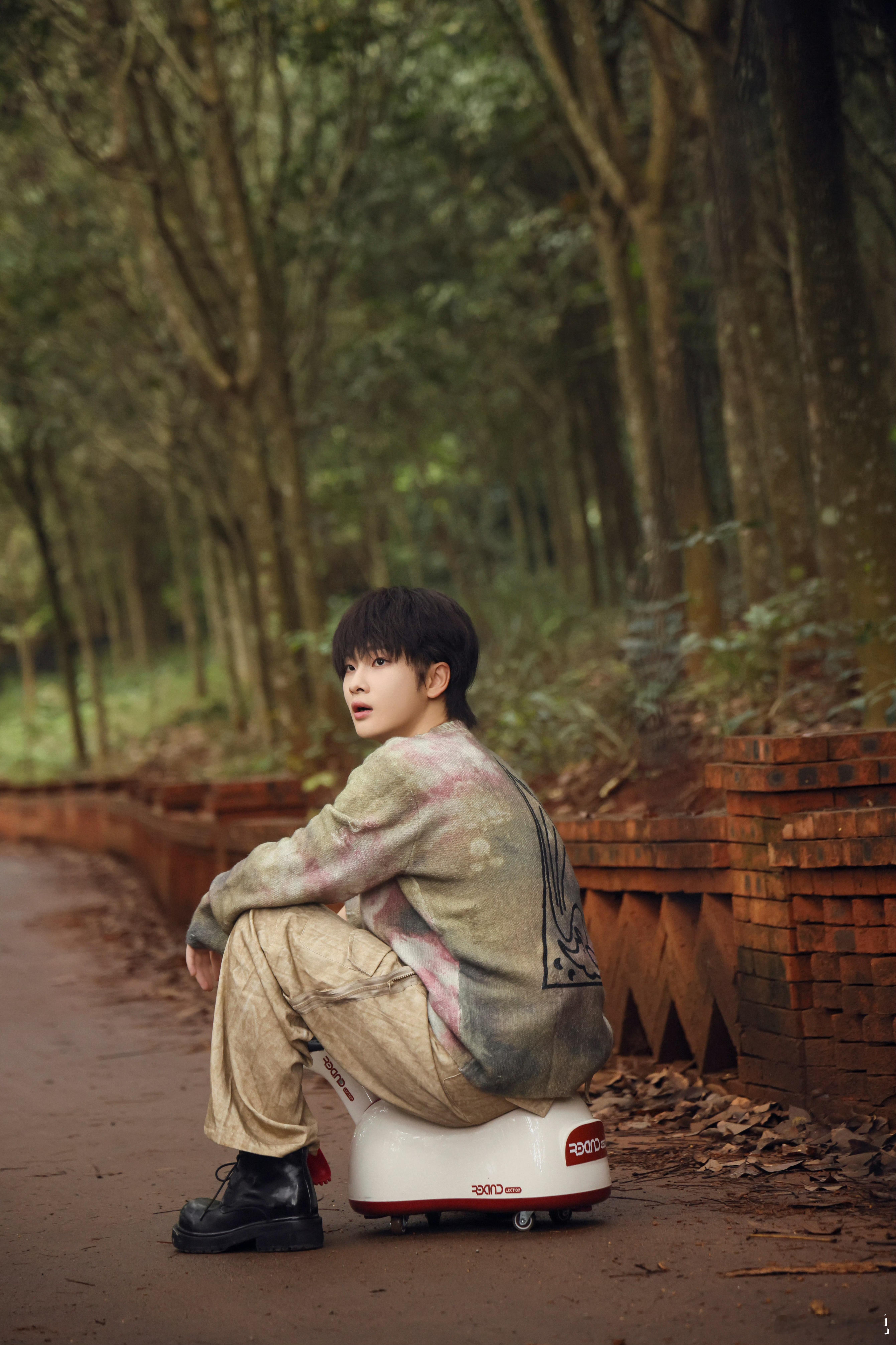 周震南让你扫楼不是扫楼 扫楼玩出反差萌，真拿扫把认真打扫，听话照做的样子，可爱到