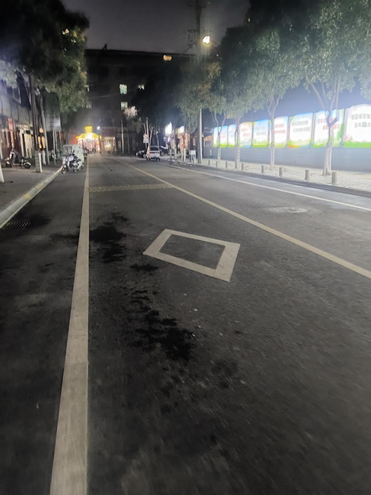 华灯初上的街上，
真是漂亮。
尤其是你长久的在屋子里面待着，
忽然出来，
一股世