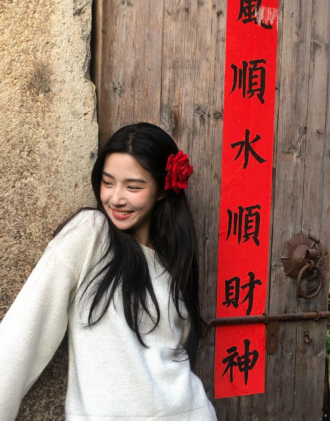 卢昱晓收工第一件事  原来女明星的放松时刻这么绝！卢昱晓结束一天拍摄，回到休息区