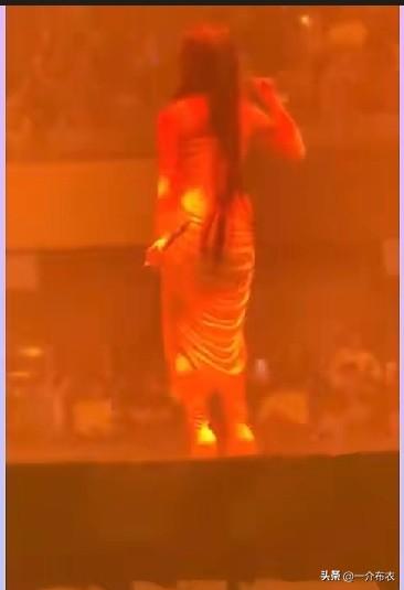 单依纯的歌，我经常听那一首《纯妹妹》，感觉还可以。
网友都说她没有代表作，准确点