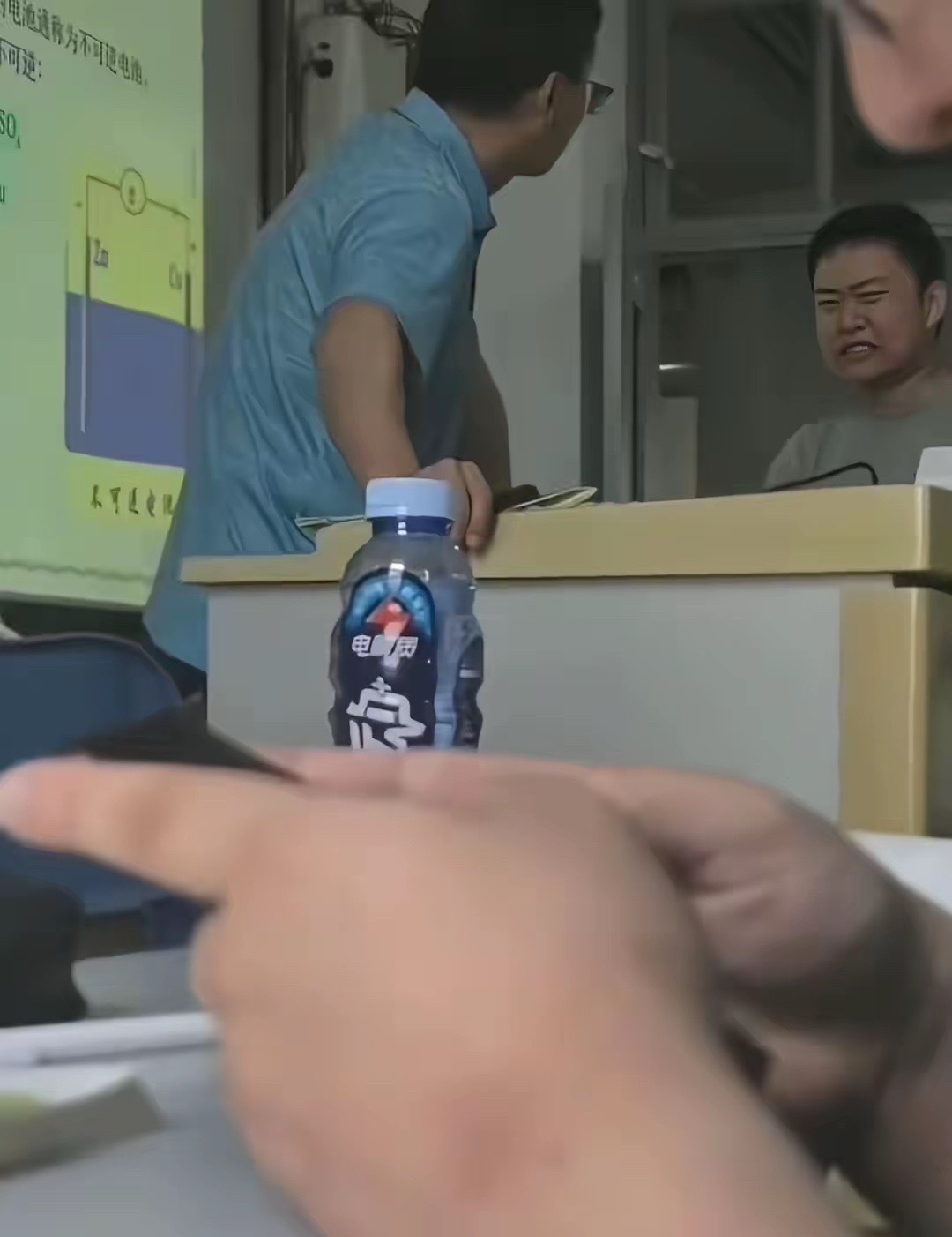 上海高校课堂惊魂一幕！学生被提醒别睡觉，当场失控狂喊“杀杀杀”！2026年5月1