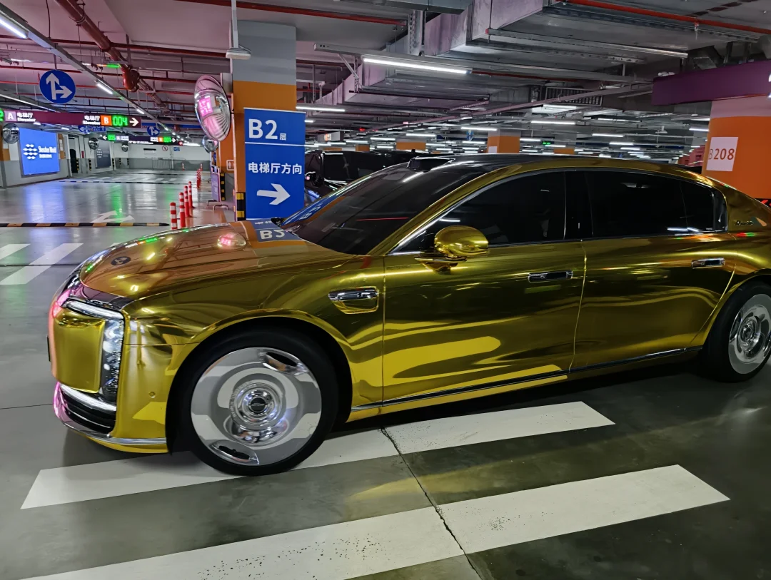 遇到一辆 金色的 尊界S800