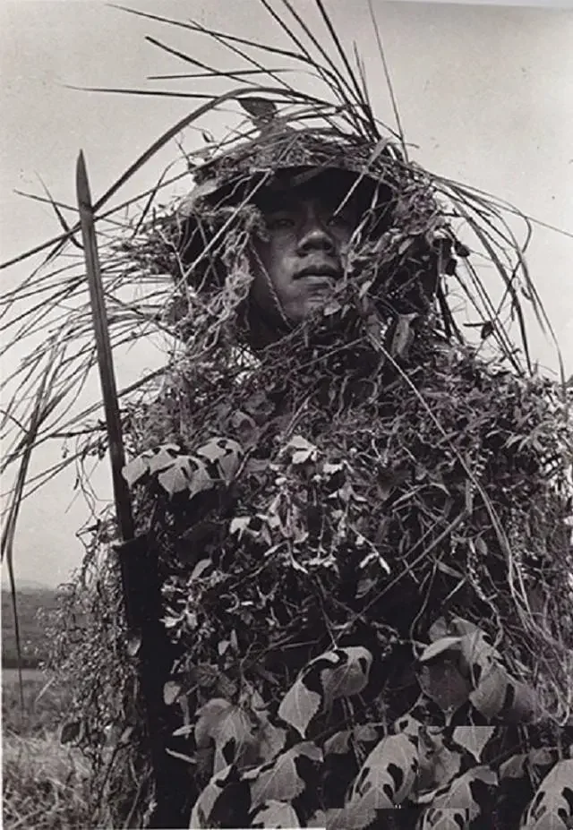 上图拍摄于1943年3月31日，一名手持上了刺刀的步枪的中国远征军步兵...