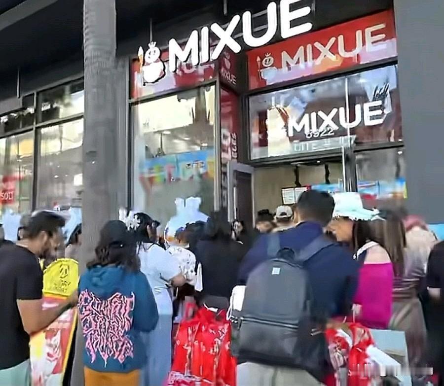 谁能想到，在国内主打“平价亲民”的蜜雪冰城，一走出国门竟悄悄解锁了“ins风高级