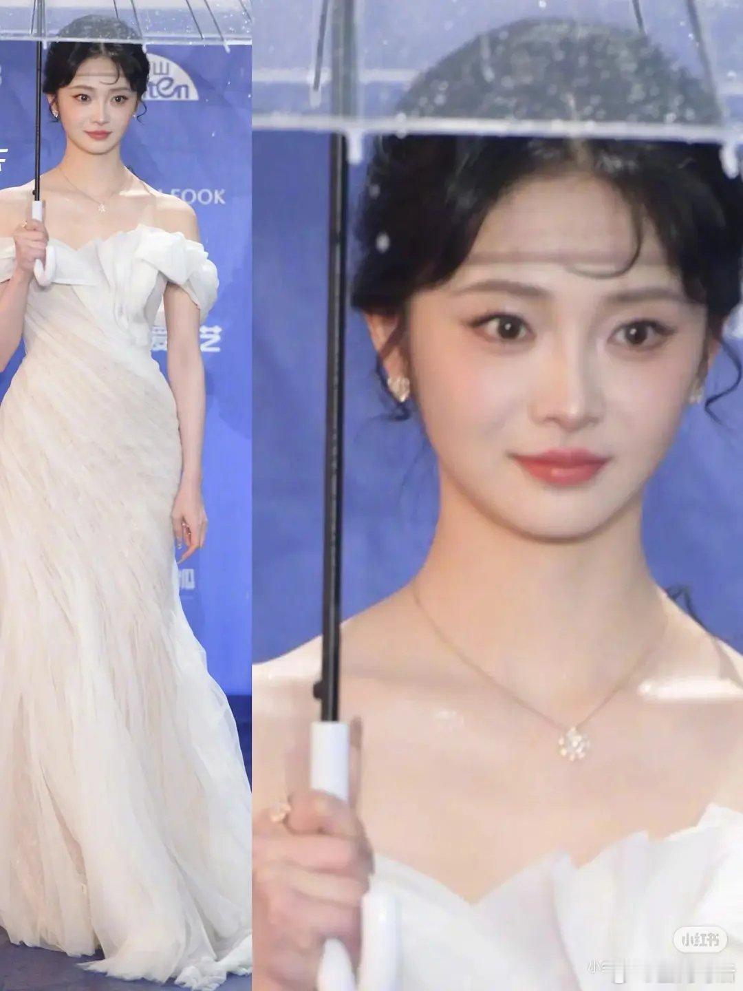 周洁琼这张撑伞图封神了 