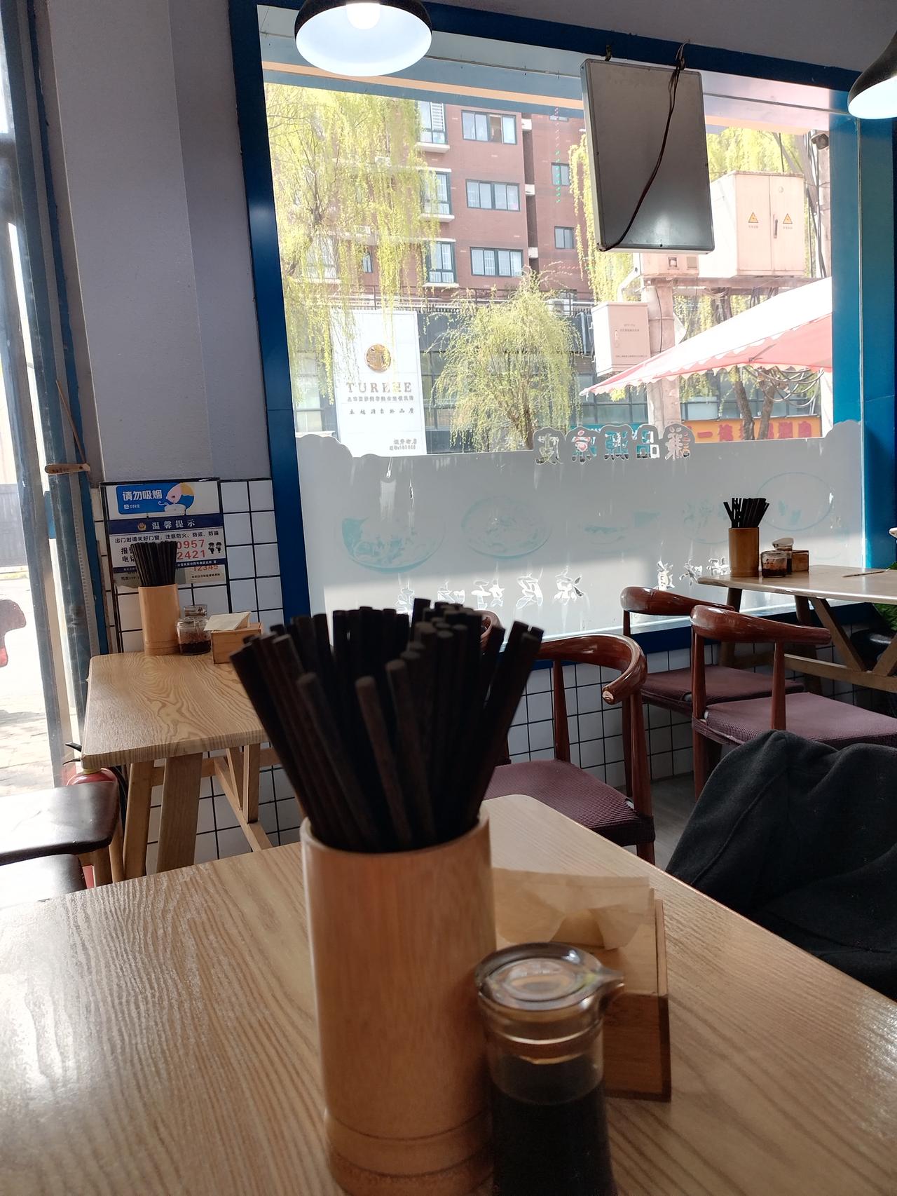 来西安只要不去景区吃饭，一般都很便宜，这是今天中午两个人在外边吃的一顿，一人一个