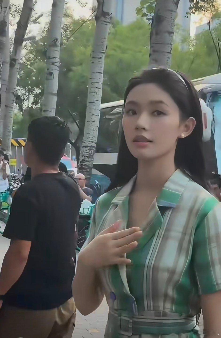 林允冬去春来路透，王彦霖造型还挺摇滚呢🤘🏻 霞好适合年代剧 ​​​
