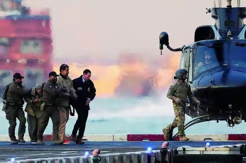 美国干了好几件震动全球的大事：
把委内瑞拉总统夫妇从被窝里揪出来抓到美国受审，转