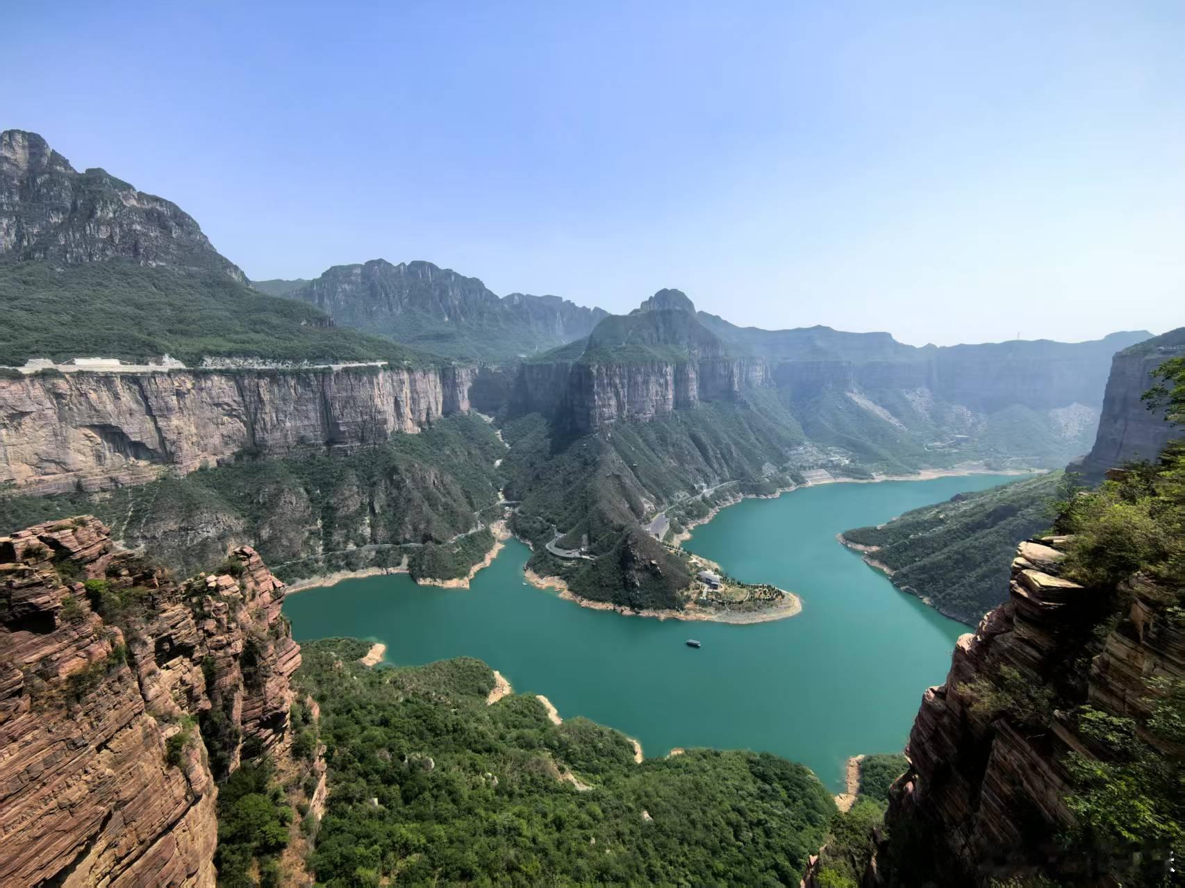 人挤人挤人挤人，哪哪都是人啊…跟朋友去东来溜一圈，必买红丝绒蛋糕、芋泥雪贝，上新