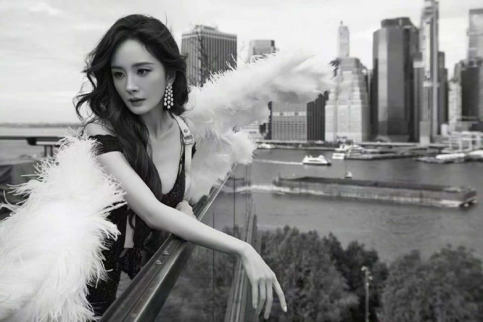 杨幂US高定 杨幂黑色蕾丝钻饰礼服 杨幂维密大秀出图啦！US高定，天使降临，期待