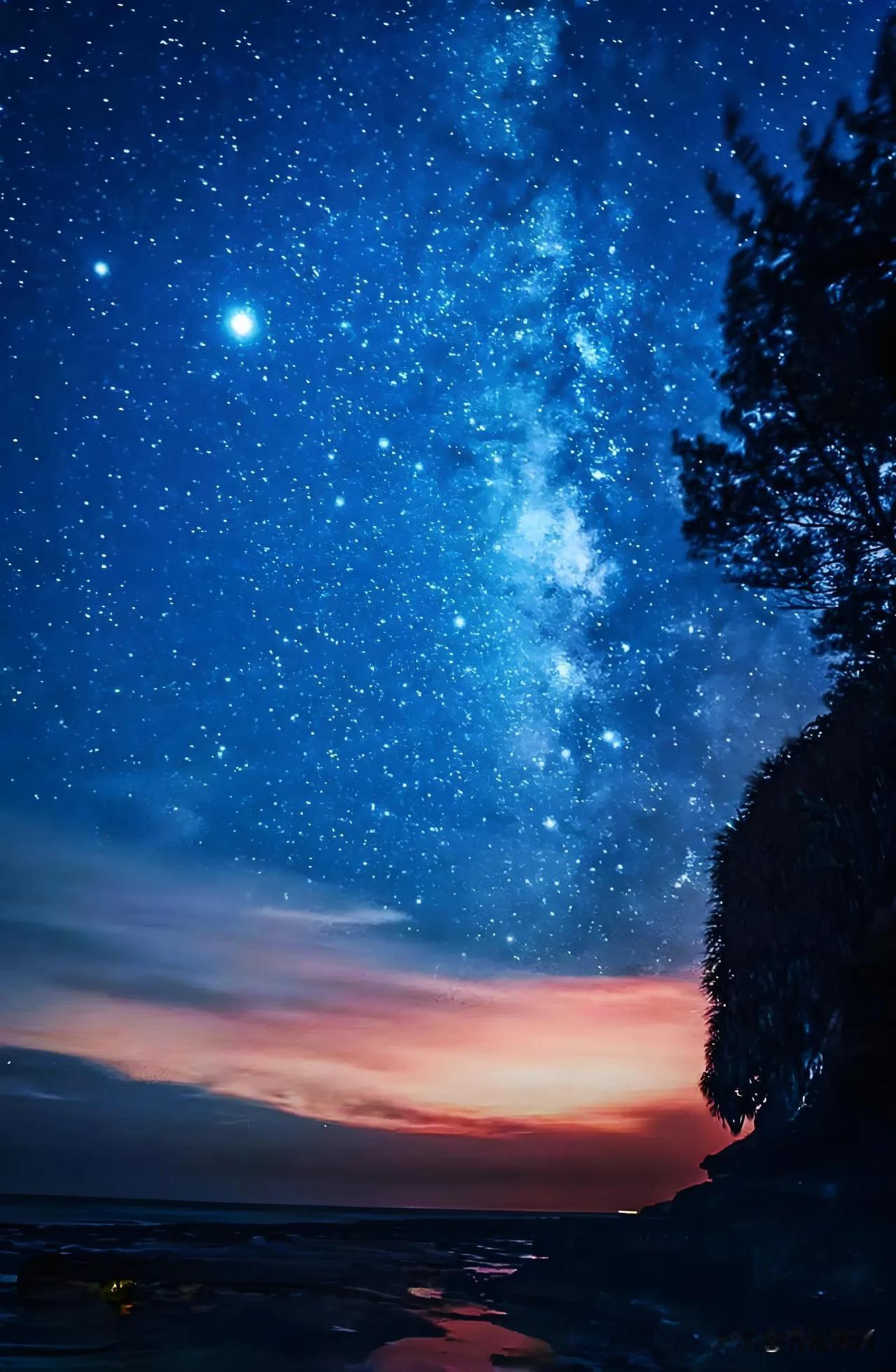 上联：星辰西坠送长夜，
下联：旭日东升迎黎明。