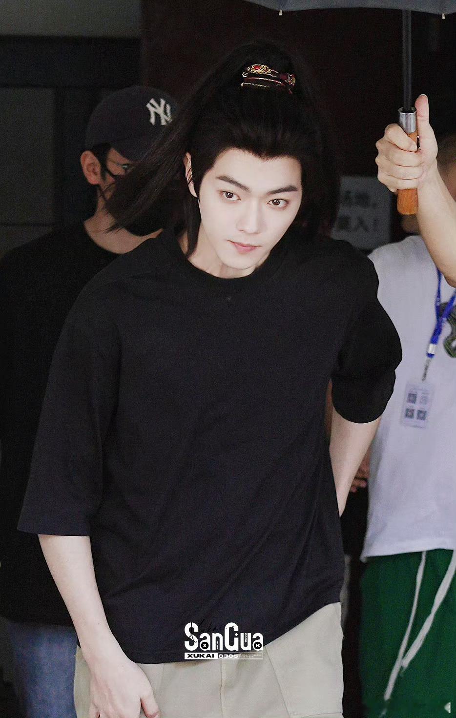 许凯《天都异闻录》出妆路透！卧槽，高马尾少年感绝了！太帅了[色]！ ​​​