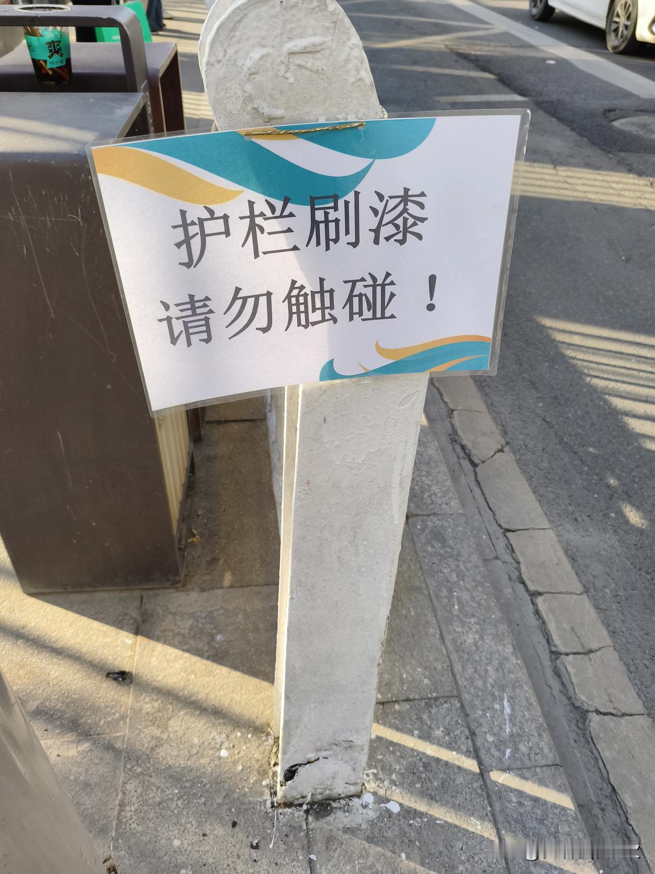 今天19：30下班，我在公交车站，站着等公交车。

发现公交车还有很长时间才来。