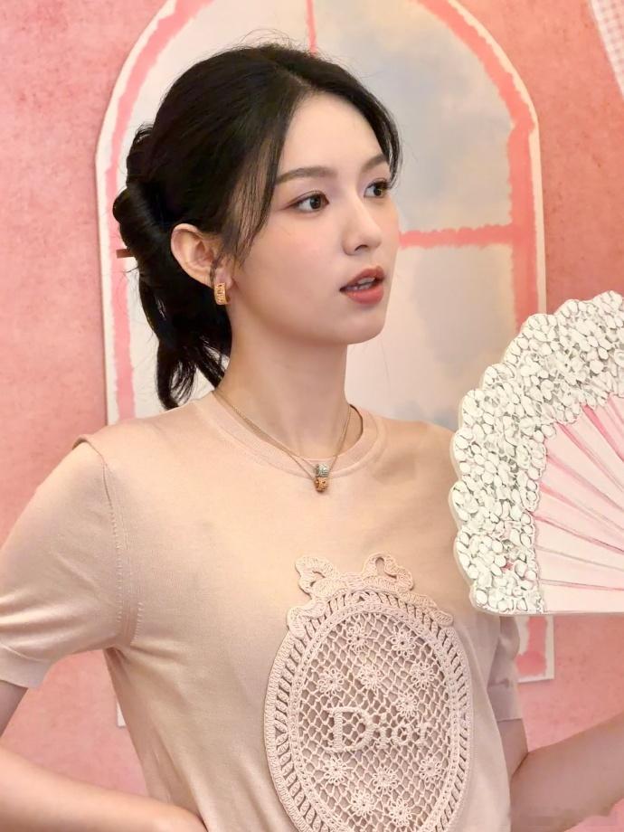 周也不吃原相机压力周也好美萌的一颗水蜜桃温柔软萌氛围感，原相机抓拍也格外出圈 