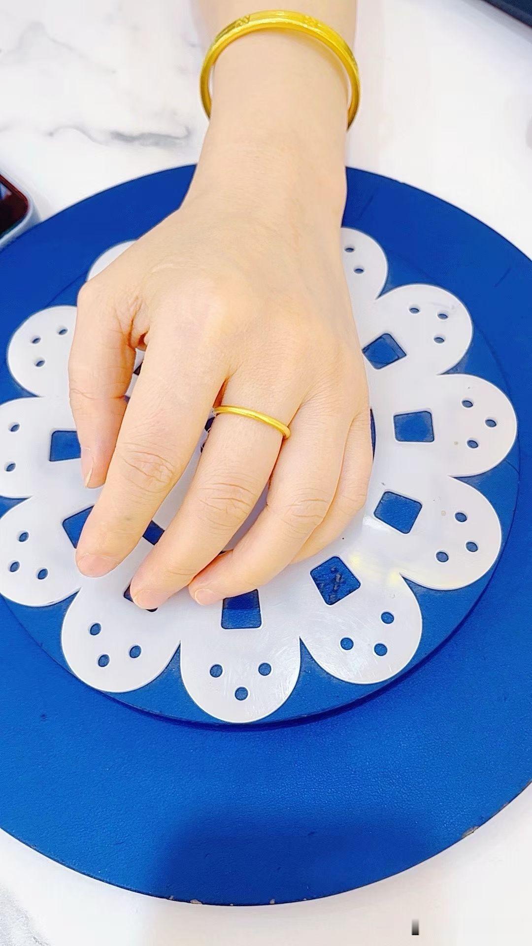 我最讨厌女人每天愁着脸，哭哭啼啼，委屈巴巴的，有些人金戒指，金项链，金耳环戴着，