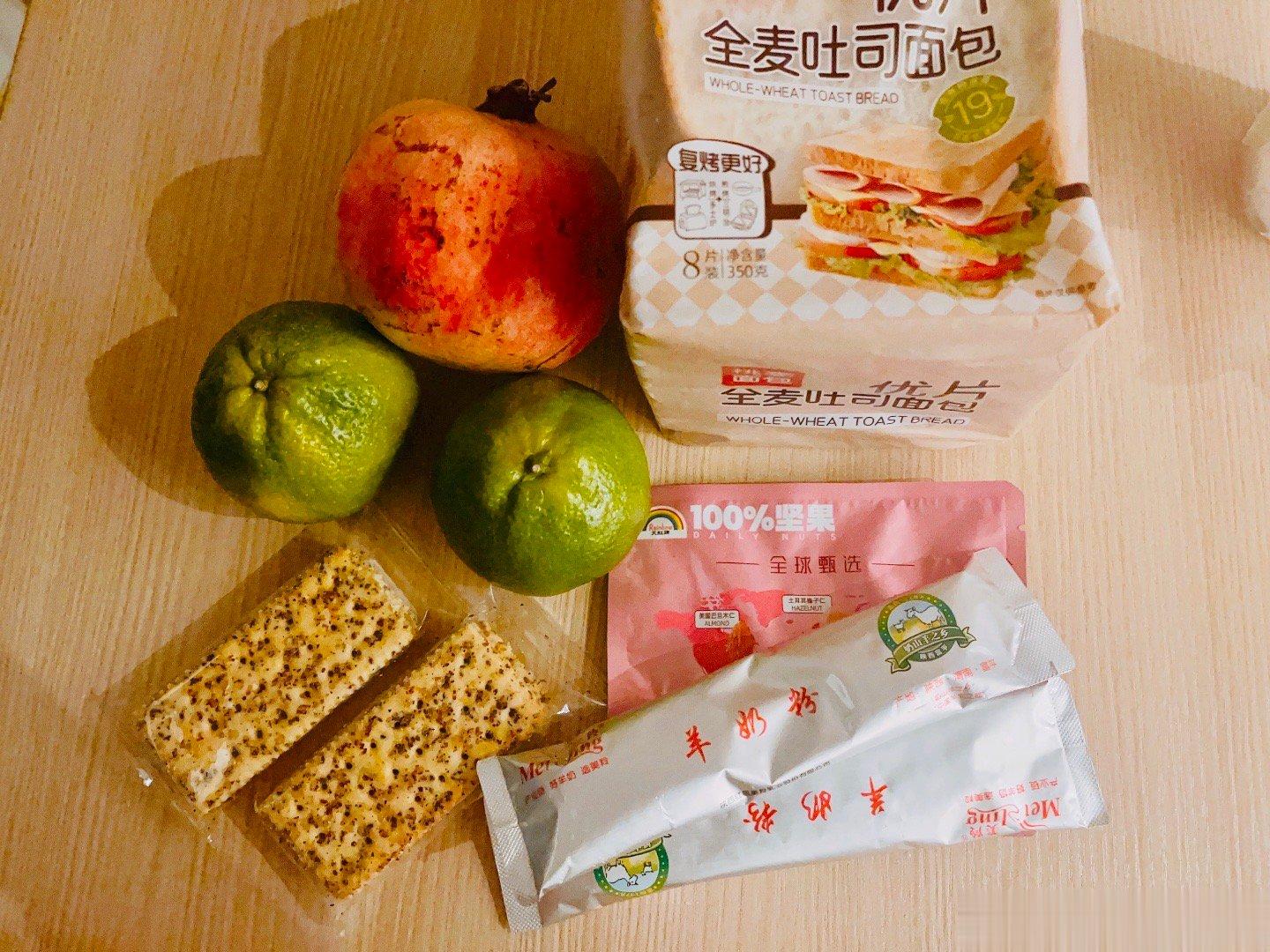 明天去医院的小零食准备好了突尼斯软籽石榴、蜜桔、全麦吐司面包、奇亚籽三色藜麦苏打