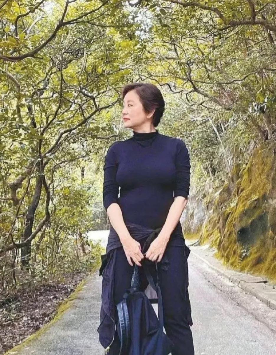曾经的第一美人，如今年过 70，还是那么的自信优雅，气质太好了！一身运动装的她充