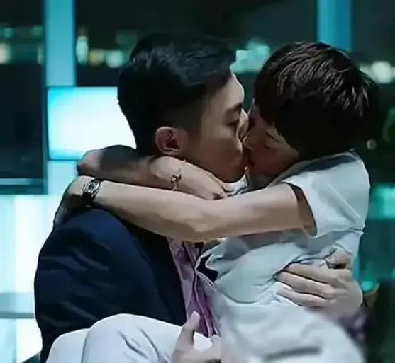 在一次节目中，主持人非常八卦地采访马伊琍：“与朱亚文拍那么多吻戏，还在哺乳期，尴