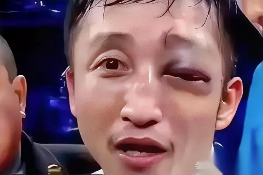 成龙这话太扎心了

我看完都愣了

你敢信他跟林凤娇结婚二十多年，一直防着对方管