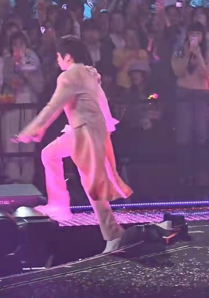 天啊！五月天阿信在上海演唱会居然一脚踩空摔下舞台，还撞到音响，手都流血了！简单包