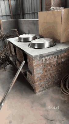 第一批回村过年的猫已经在灶台里开会了！ 