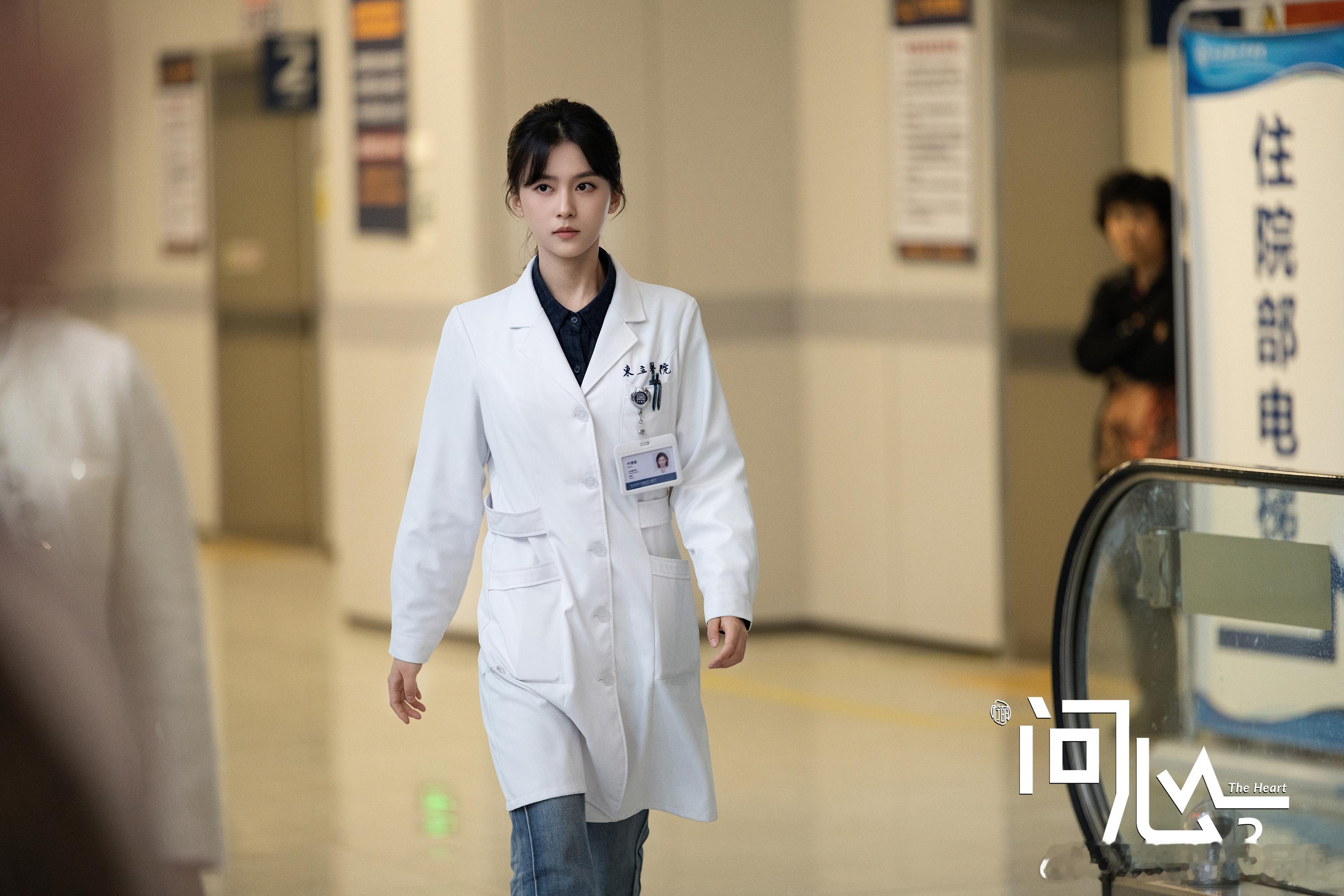 这哥妹狗组合太对味了 角色蜕变太戳人✨ 短发周主任气场全开，长发方筱然柔中带刚，