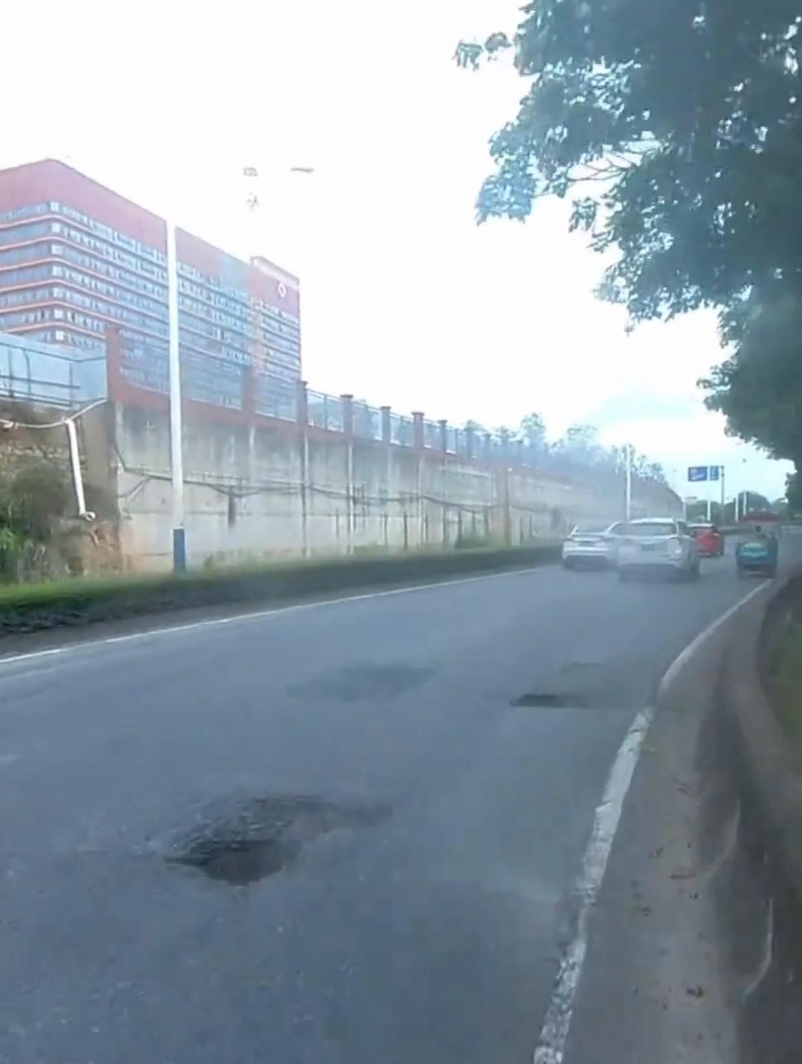 【玉林某立交桥转弯上二环路路段有路坑】

7月23日，网友爆料称：玉林市某立交桥