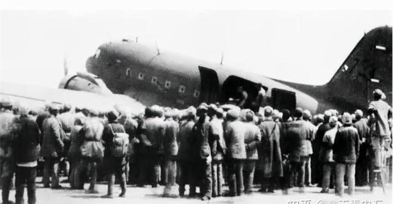 1946年“四八”空难中，王若飞不幸牺牲。这张罕见合影，是夫人李培之带着8岁的儿