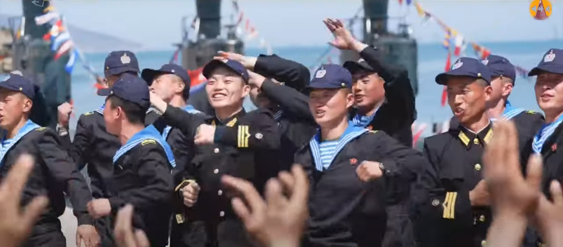 朝鲜人民军海军潜艇兵的棒球帽（图1）。我军潜艇兵2011年试穿新一代的潜艇工作防