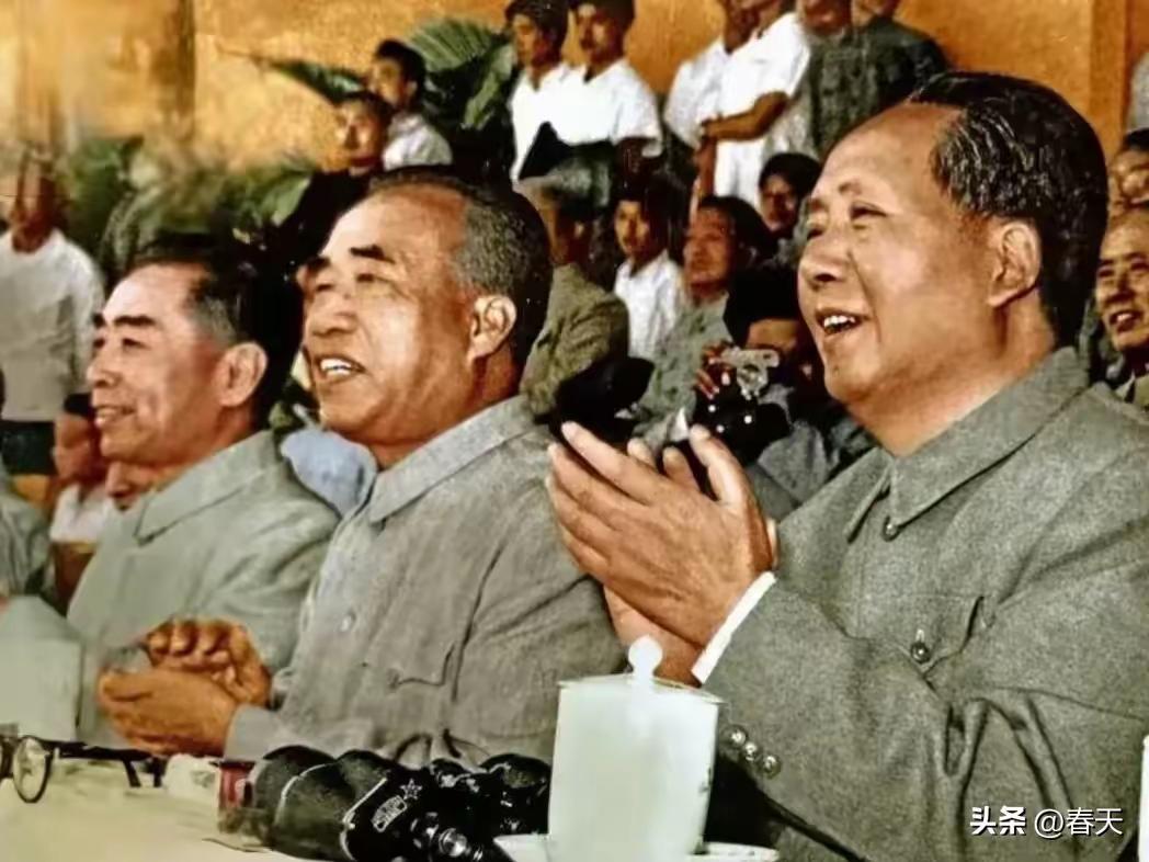 难得三位伟人同框的一张照片
毛主席，周总理和朱德总司令