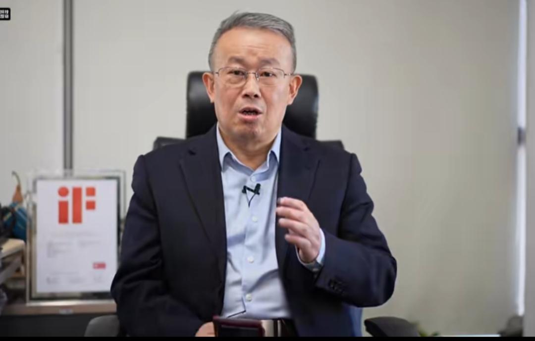 项立刚前不久发文称：华为乾崑把专属于豪车的硬核技术大众化，消费者能感受到智能出行