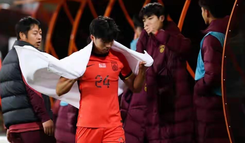 口吐“国粹”！汪士钦被红牌罚下后在替补席对着场内怒骂不休。
昨晚进行的“熊猫杯”