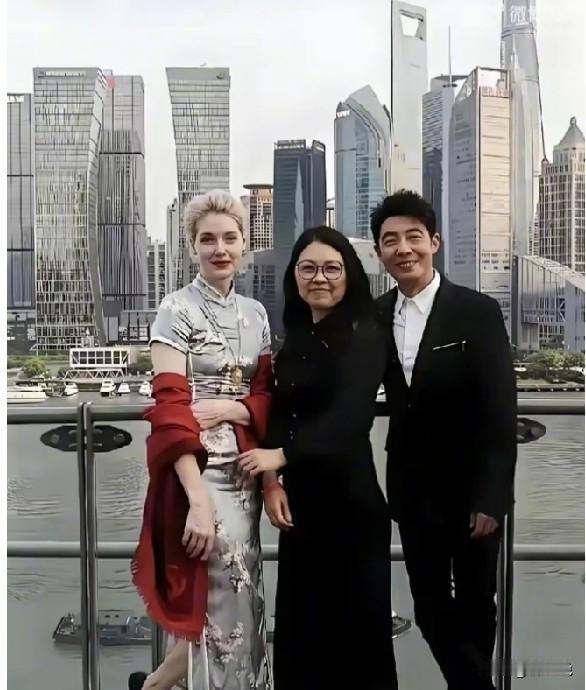 李白应该是越来越适应中国的生活了，也难怪很多网友说她越来越像中国人。
 
偶尔刷