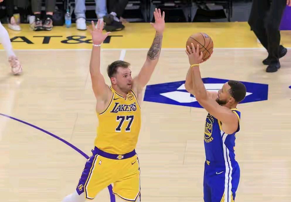 nba常规赛正式开打了，新的赛季新的开始，各队都有新的目标啊，湖人和勇士的比赛备