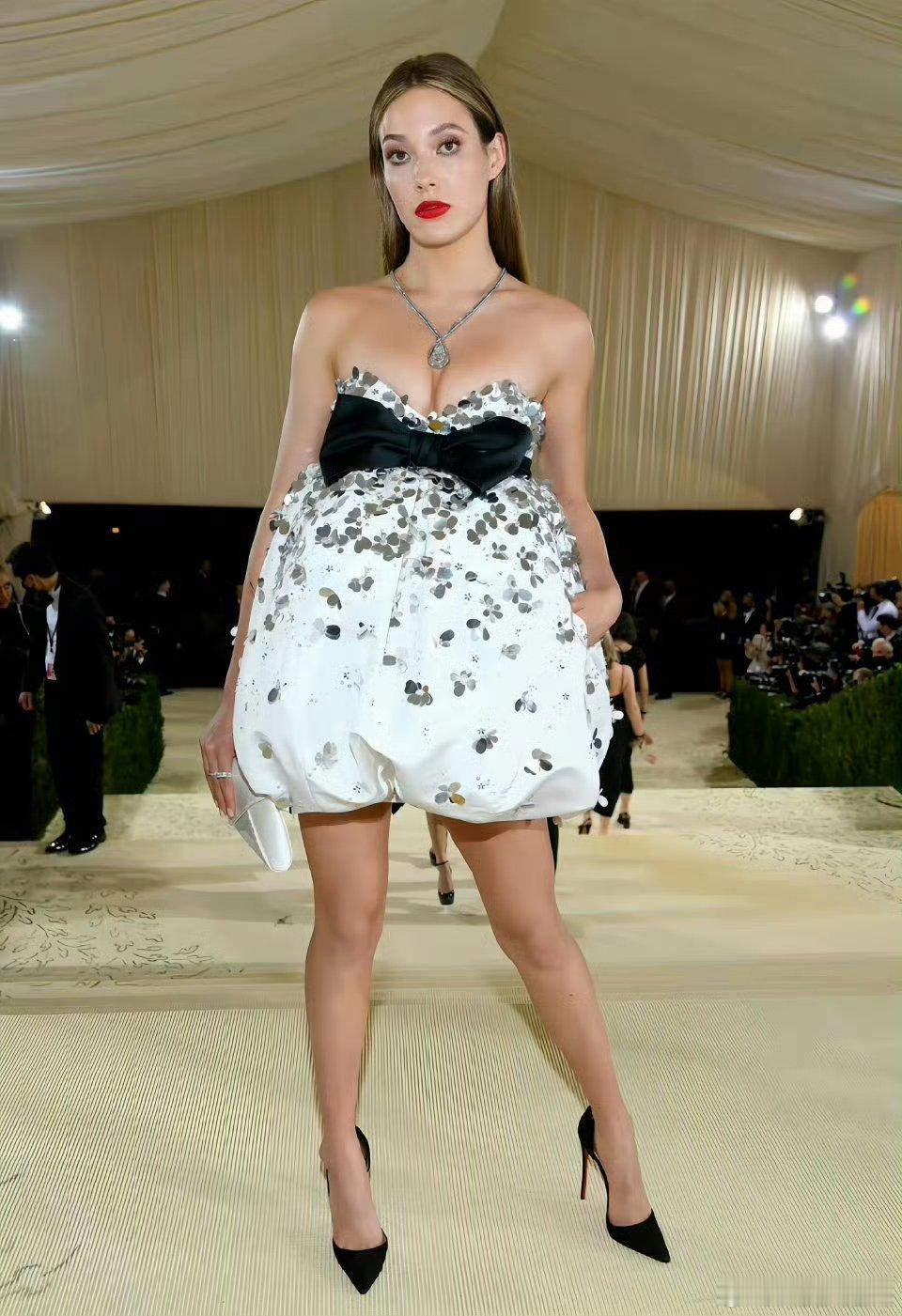 谷爱凌摘银后遭美国网友恶评谷爱凌拿银牌还被美国网友喷，真是赢了比赛输了“人心”。