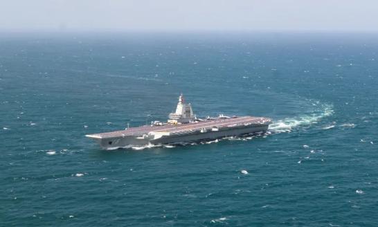 美军前脚在夏威夷搞完31国大阵仗，福建舰后脚就大摇大摆穿过台海南下！这时间点卡得