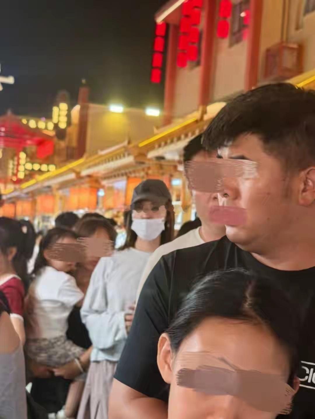 周放逛敦煌被偶遇，是赵丽颖闺蜜，老公是导演刘畅育有2个孩子 ​​​