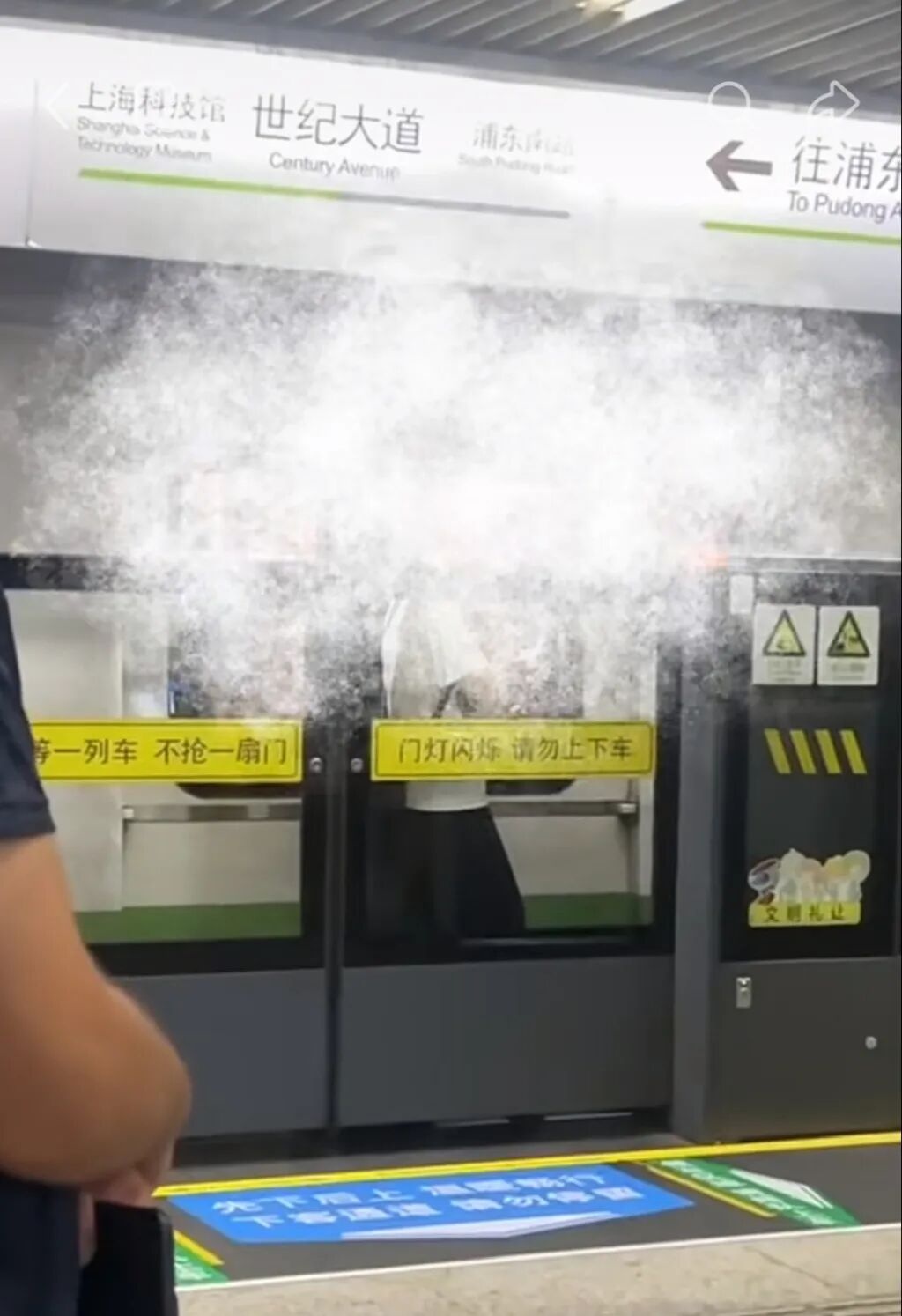网友称有人被夹在地铁站台门与车门中间，上海地铁回应：一乘客强行冲门后被夹，已脱困
