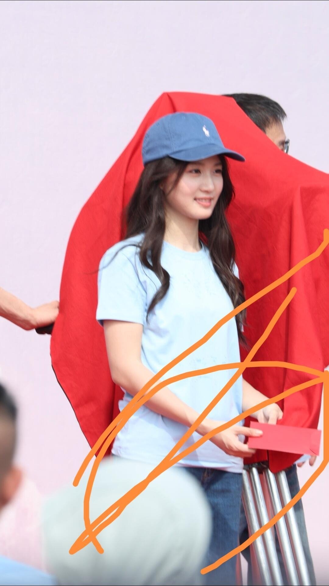 林一 卢昱晓 卢洋洋《折月亮》开机同框路透图。 ​​​