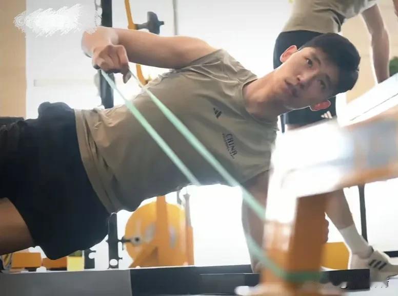 中国男排力量训练组图
连说三个字：好！好！好！
川哥这个眼神没说的，顶顶的坚定不